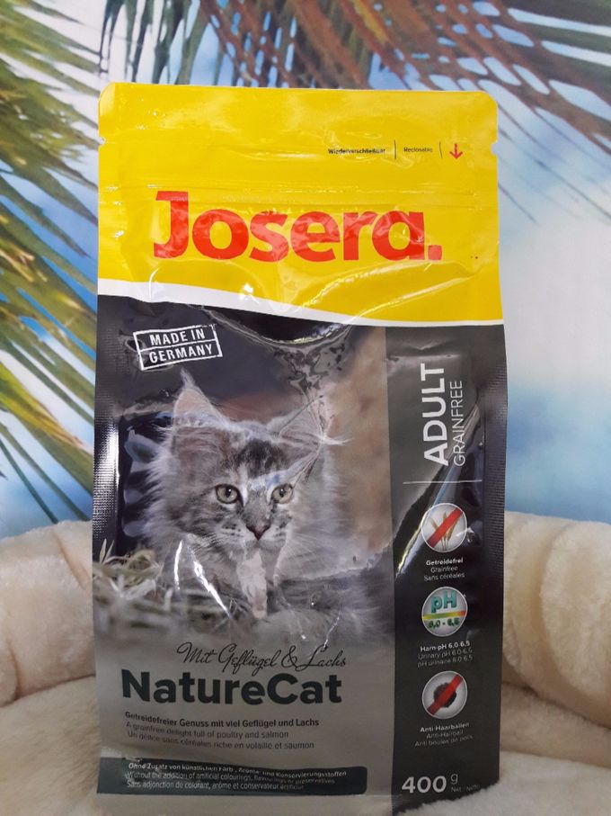Die Rezeptur von Josera Nature Cat enthält kein Getreide und ist somit auch für ernährungssensible Katzen und Kätzchen ab einem Alter von 6 Monaten geeignet. Eine Extraportion an Geflügel (29%) und Lachs (10%) versorgt ihren Organismus mit wertvollen Proteinen. Geschmacklich abgerundet mit erlesenen Kräutern sowie Gemüse und Früchten, bietet das Komplettfutter Abwechslung im Futternapf und einen natürlich hohen Nährstoffgehalt. Neben aromatischer Pfefferminze und Petersilie machen es Aronia, Blaubeeren, Hagebutte und weitere Pflanzenextrakte zu einem echten Leckerbissen.